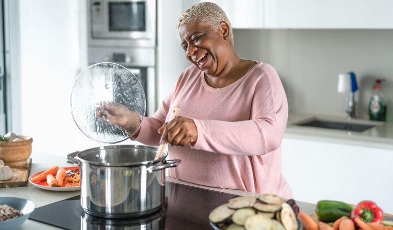 Dame in der Küche beim Kochen